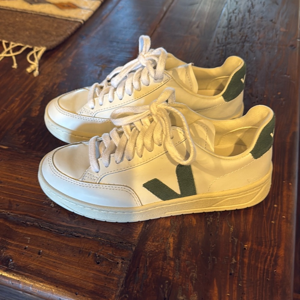 Veja sneakers size Size 35.  Only worn 1 time.